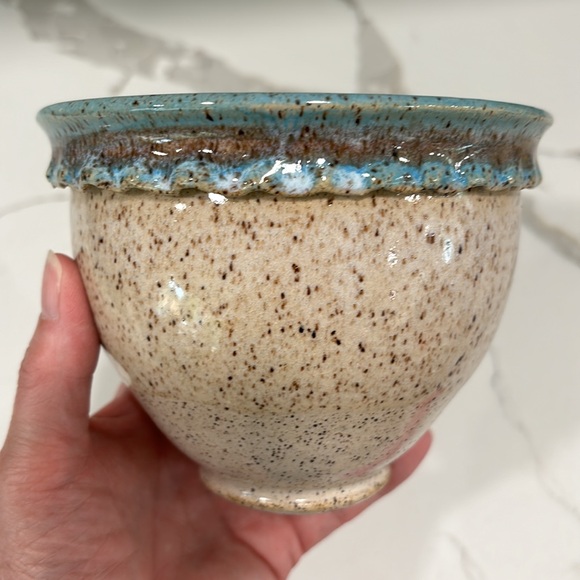 Wizard Of Clay Speckled Round Bowl/Pot With Ruffled Edge Design - Picture 3 of 8